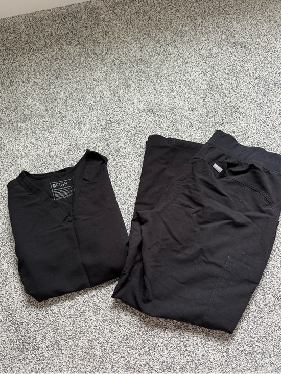 Figs Other - Figs- black MEDIUM Casma 3-pocket scrub top and LARGE Kade Cargo scrub pants Set